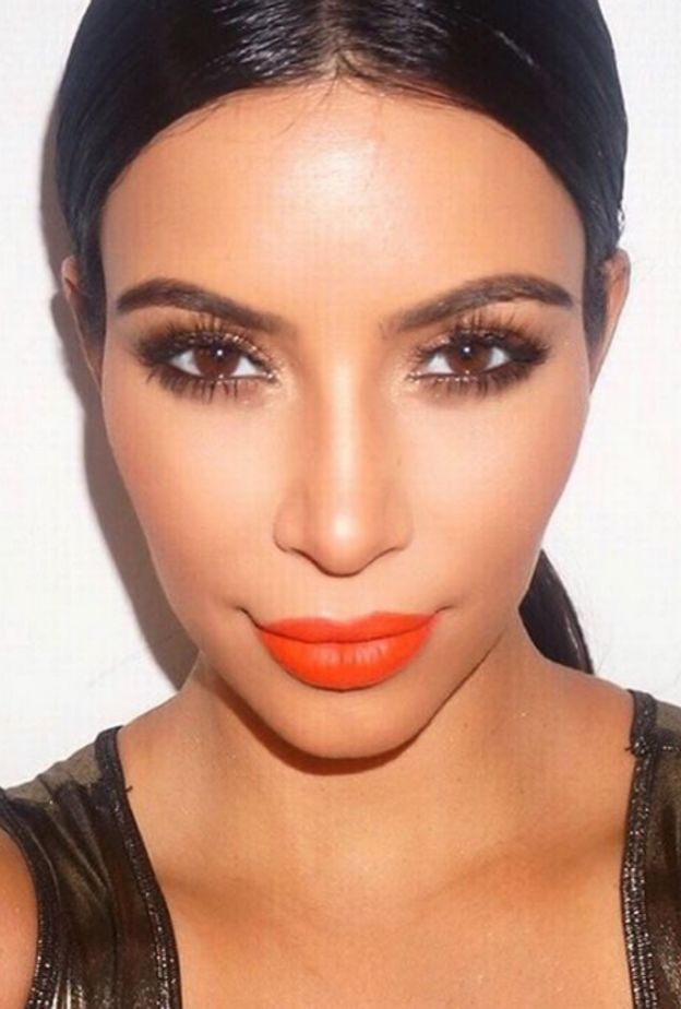 صور سيلفي مع مكياج عيون سموكي على خطى كيندال جينر