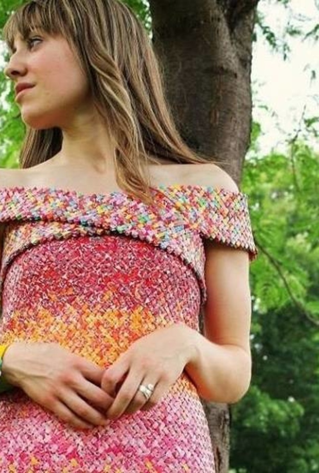 فكرة حياكة الفستان بهذه الطريقة خطرت لها عندما التقت بزوجها للمرة الأولى حيث قدم لها مجموعة من السكاكر الملونة
