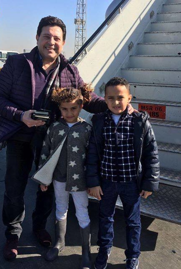 هاني شاكر مع حفيديه التوأم