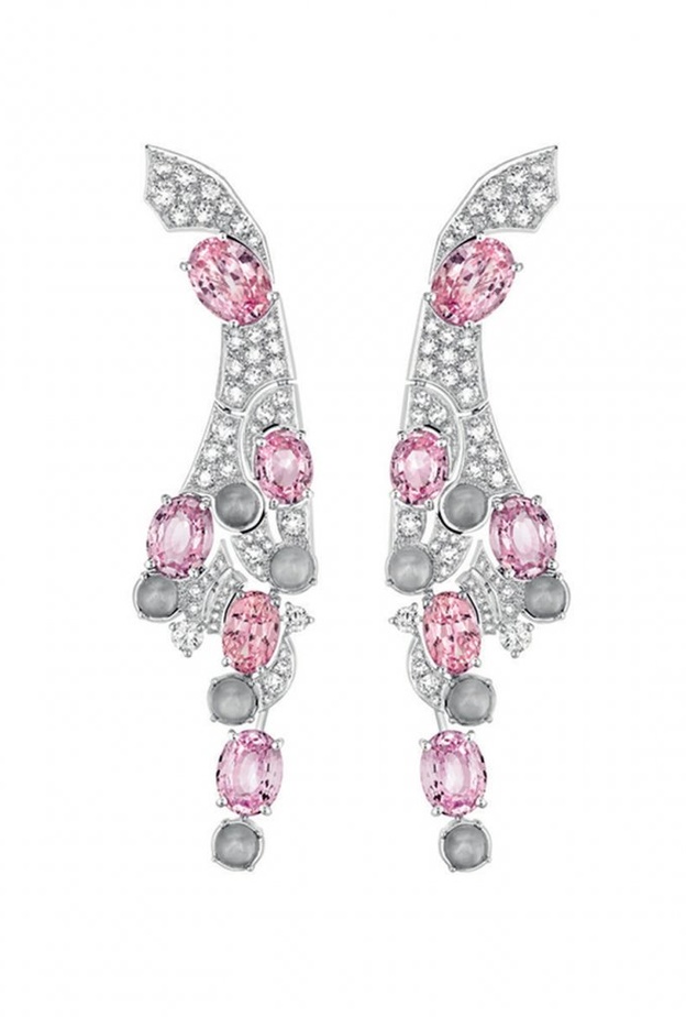 قرط شانيل من الذهب واللؤلؤ والسافير الوردي والماس