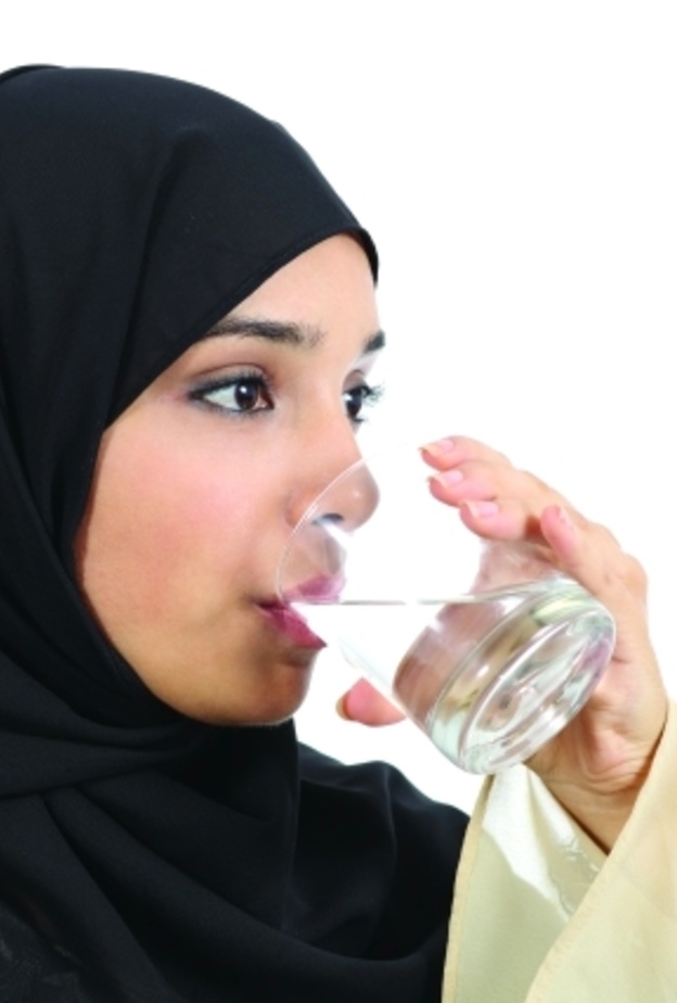  شرب الماء الكافي يسهل عملية الهضم في رمضان.