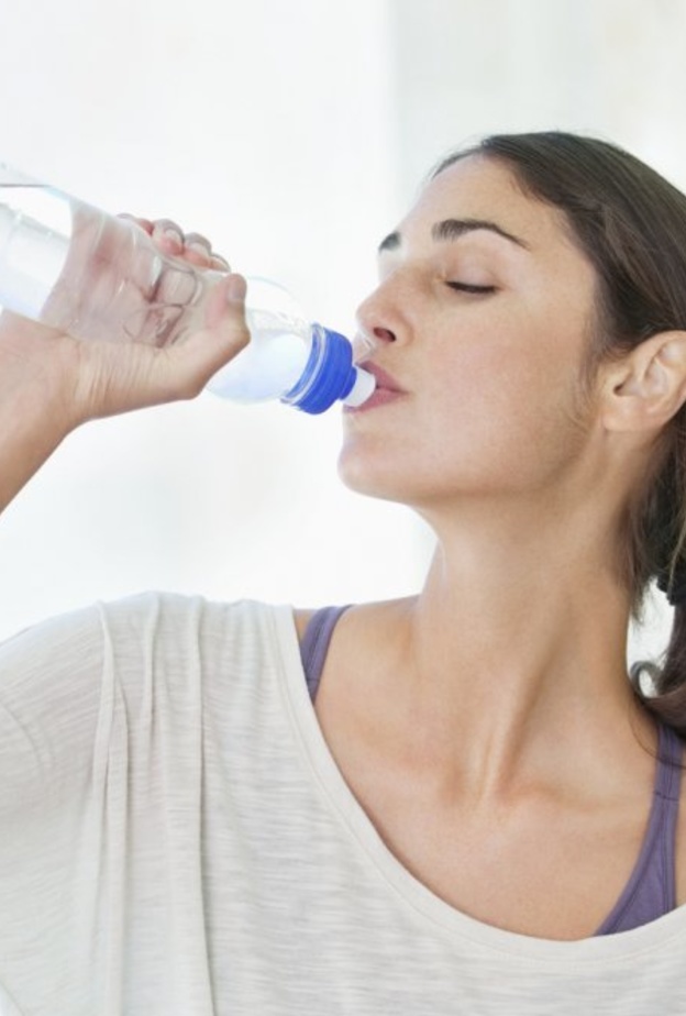 شرب الماء خلال الإفطار على فترات يمنع العطش أثناء الصيام.