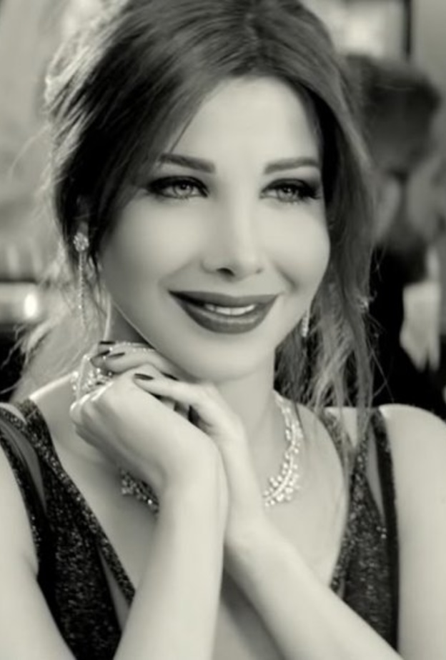 نانسي شربل تختار أحمر الشفاه الداكن والبارز مع تسريحات شعر عالية 