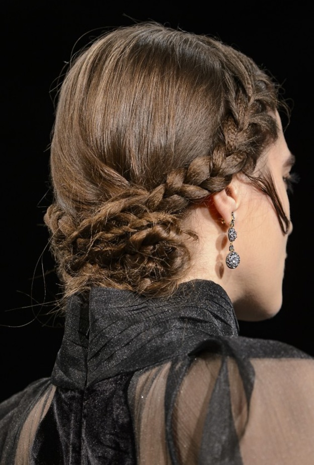 سريحات شعر الضفائر مع الكعكة المنخفضة على خطى دار ‏John Paul Ataker