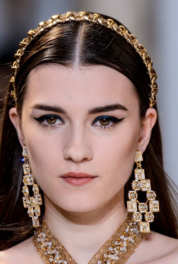 تسريحات شعر العروس مع اكسسوارات الشعر الذهبية