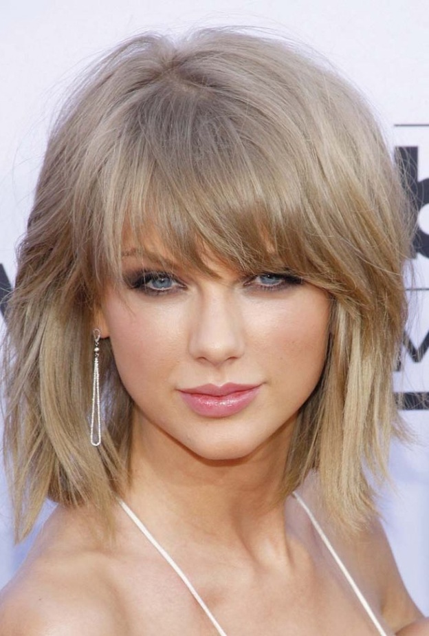 من الشخصيات المعروفة التي تتمتع ببشرة بيضاء وشعر أسود هي كيتي بيري