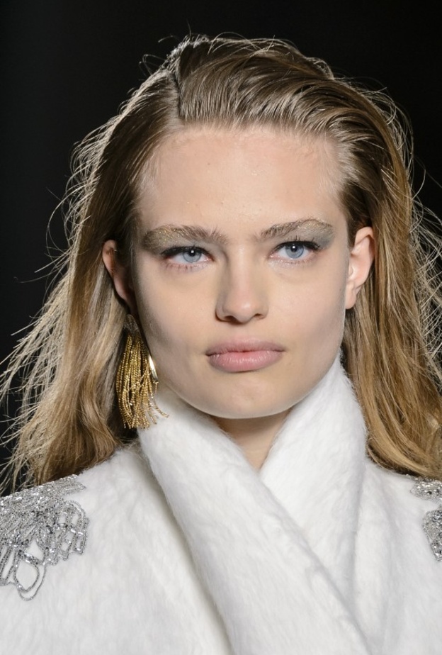 تسريحات شعر مبللة ومنسدلة بأسلوب دار Mugler