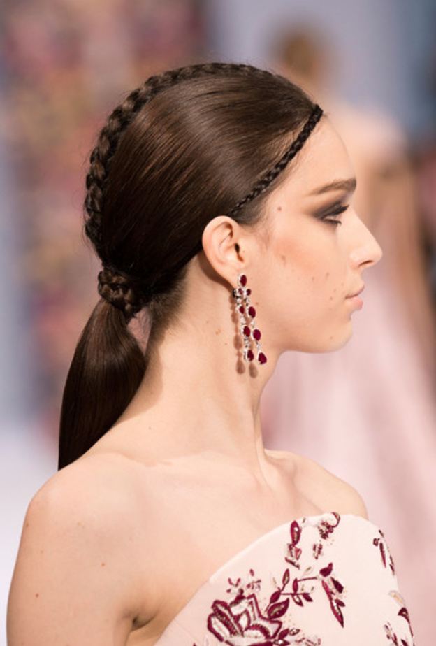 تسريحات شعر ملكية مع ضفائر تزين فروة الراس من الامام