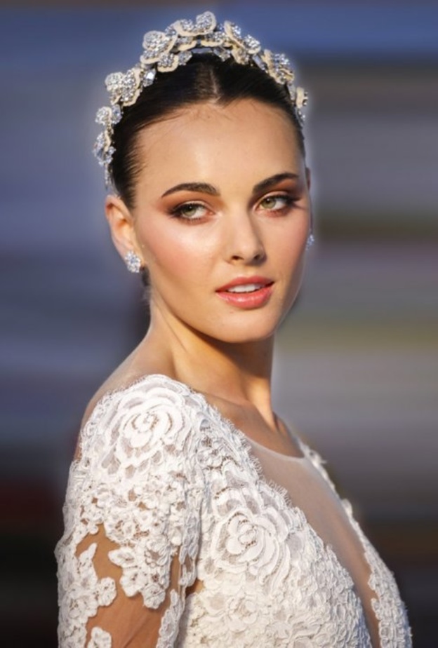 اكسسوار شعر من اوسكار دي لا رنتا.