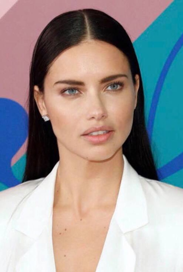 تسريحات شعر منسدل على طريقة أدريانا ليما Adriana Lima