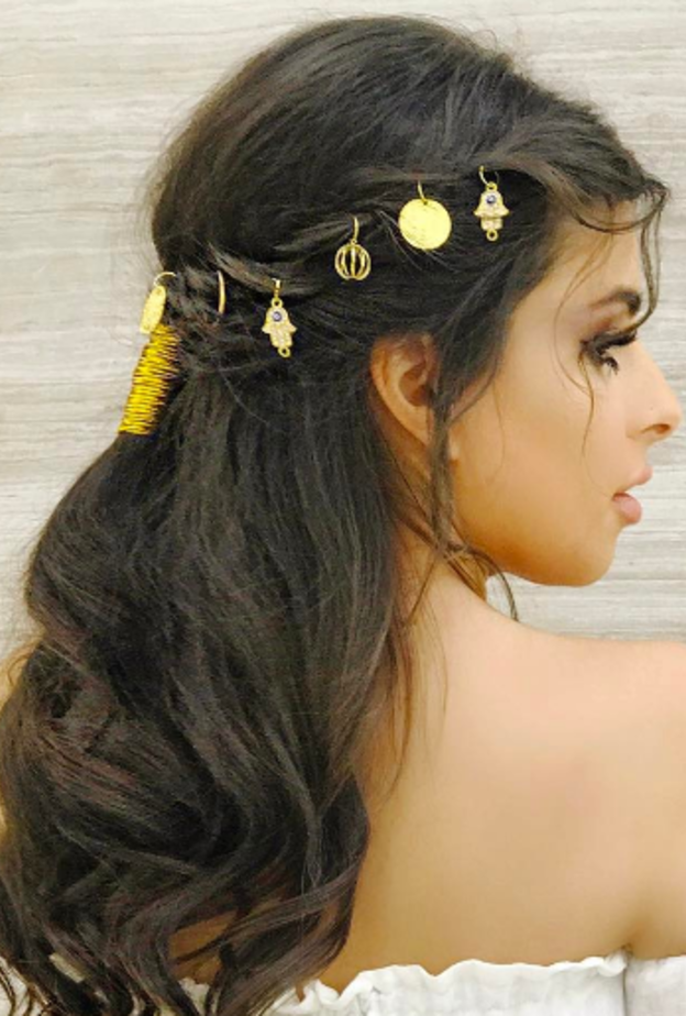 دانا الطويرش تتالق بتسريحات شعر ناعمة مع الاكسسوارات الذهبية