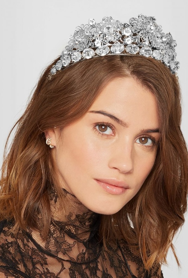 زيني شعرك بتاج من الكريستال