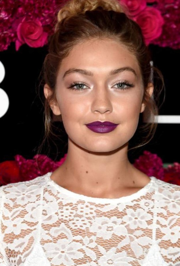 أحمر شفاه بنفسجي جريء اختارته جون سمالز ‏Joan Smalls