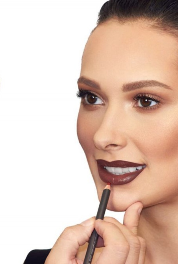 احمر شفاه بني