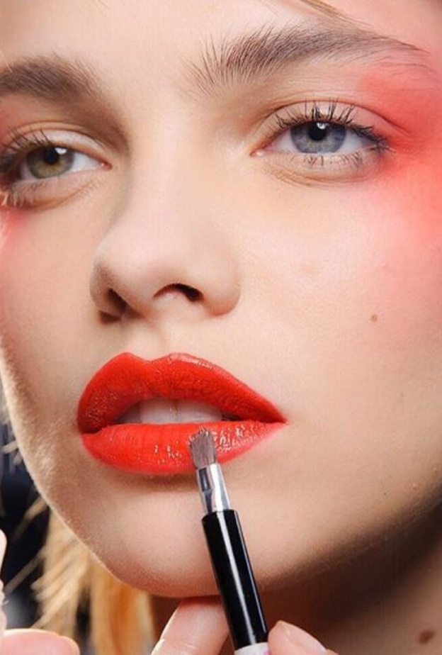 أحمر شفاه لماع لتكبير حجم الشفايف