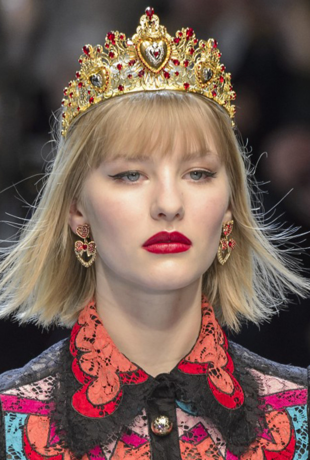 أحمر شفاه مشرق وبارز