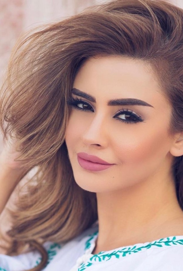 تعتمد شهد هذه الرسمة بمكياجها