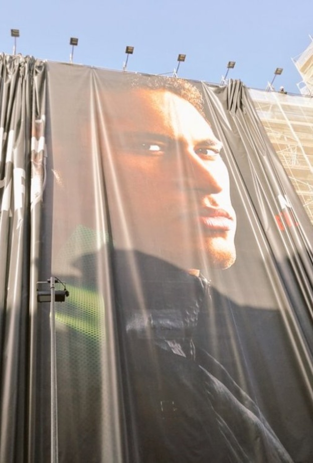 بدأت شوارع برشلونة في إزالة صور نيمار  