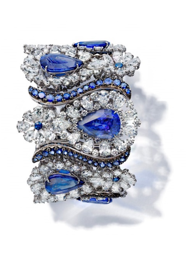 أسوارة دي غريسوغونو من الذهب البيض والياقوت الأزرق والماس