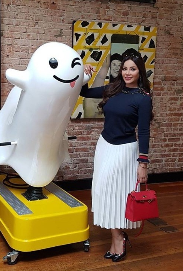 سهى نويلاتي واطلالة صباحية بالجينز 