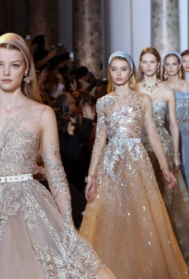 إيلي صعب يتغنى بعصر مصر الذهبي