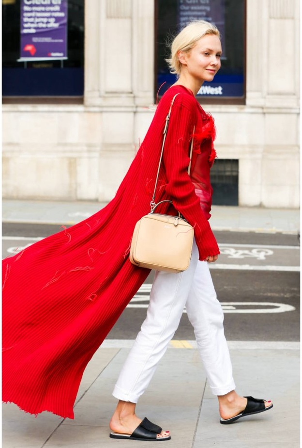 نسقي مع اطلالاتك الكاجول صنادل مسطحة صيفية وملونة