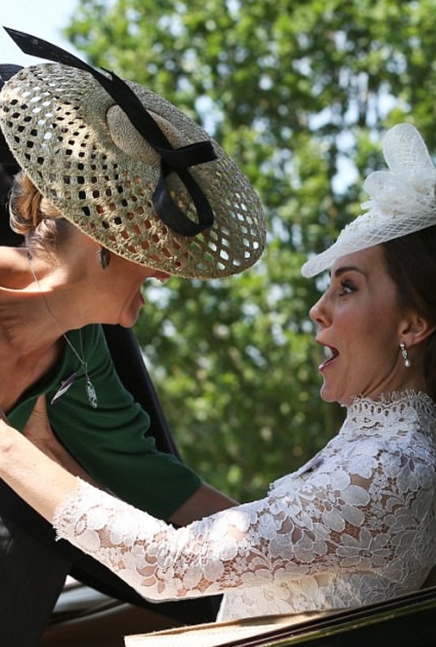 تعثرت صوفي  كونتيسة وسكس عند وقوفها في العربة التي تجرها الخيول والتي حضرت بها إلى سباق رويال أسكوت