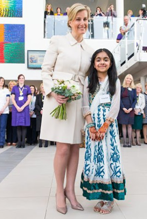 قامت صوفي كونتيسة وسكس بزيارة مستشفى Royal Stoke الجامعي في ستافوردشاير