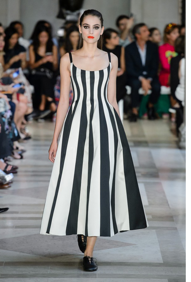 المونوكروم موضة صيف 2017 تتصدر عالم الأزياء والاكسسوارات