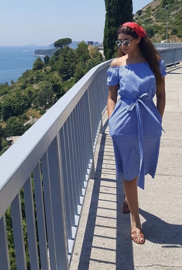 اختارت مريم سعيد في أحد أسفارها اطلالة كاجوال في بنطلون الجينز مع القميص الناعم