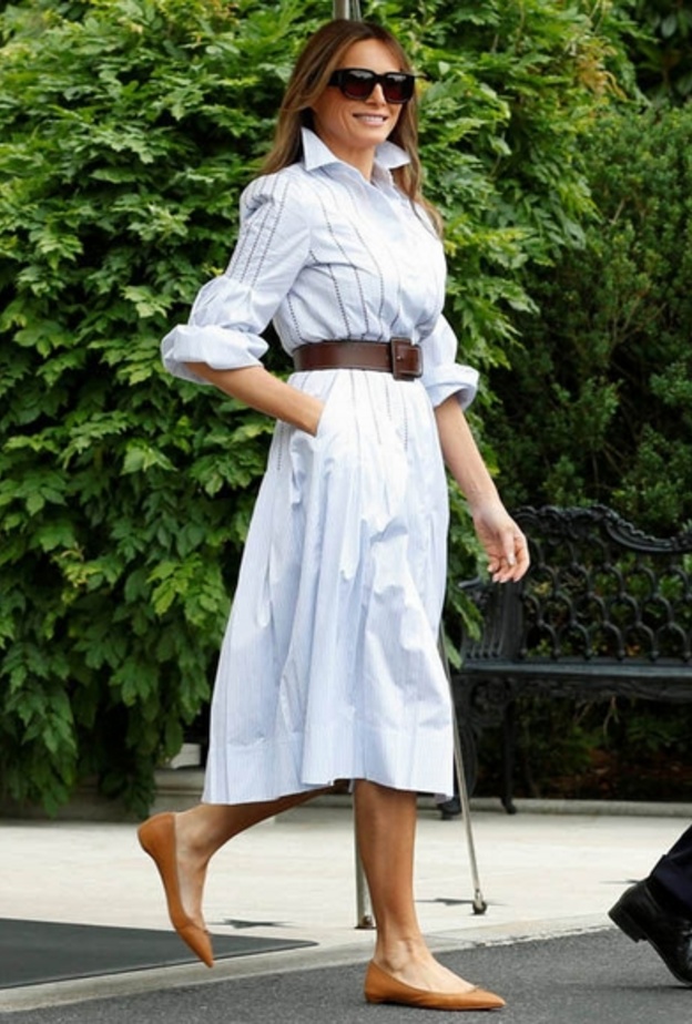 فستان صيفي مميز اختارته ميلانيا ترامب ونسقت معه حذاء باليرينا من دون كعب