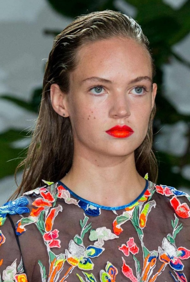 مكياج برتقالي مع الجفون الفاتحة والمسحوبة الى الخارج