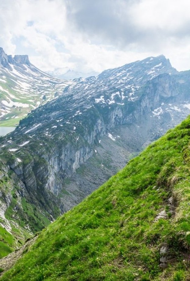في موسم الصيف لن تحتاج إلى الزلاجات وأدوات التسلق لاستكشاف منطقة جبال الألب السويسرية