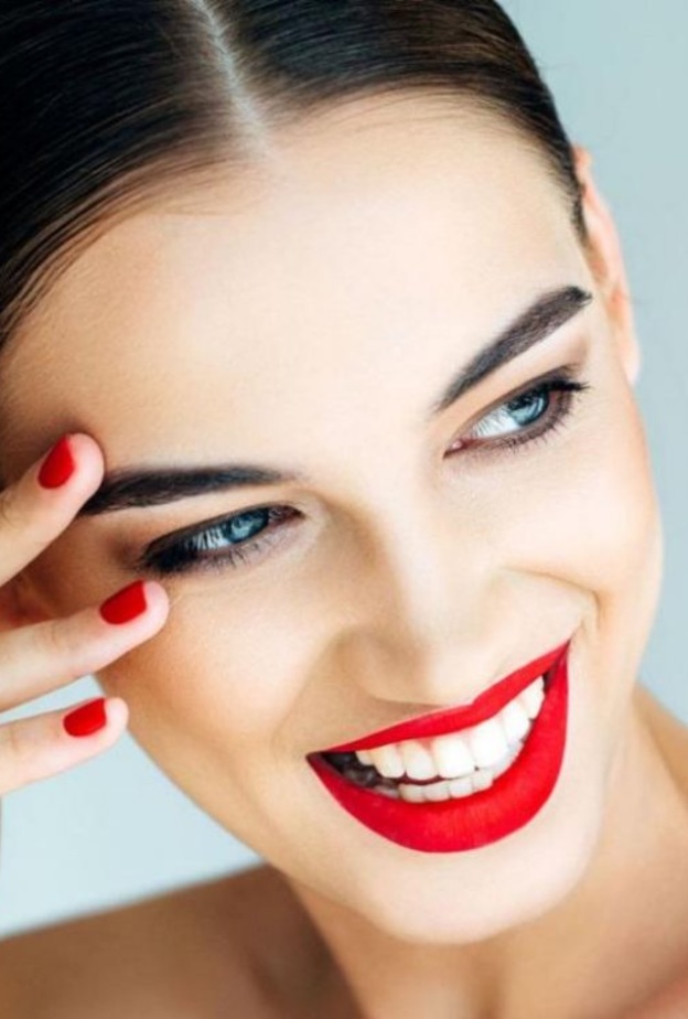 أربع طرق لتكثيف الحواجب طبيعياً