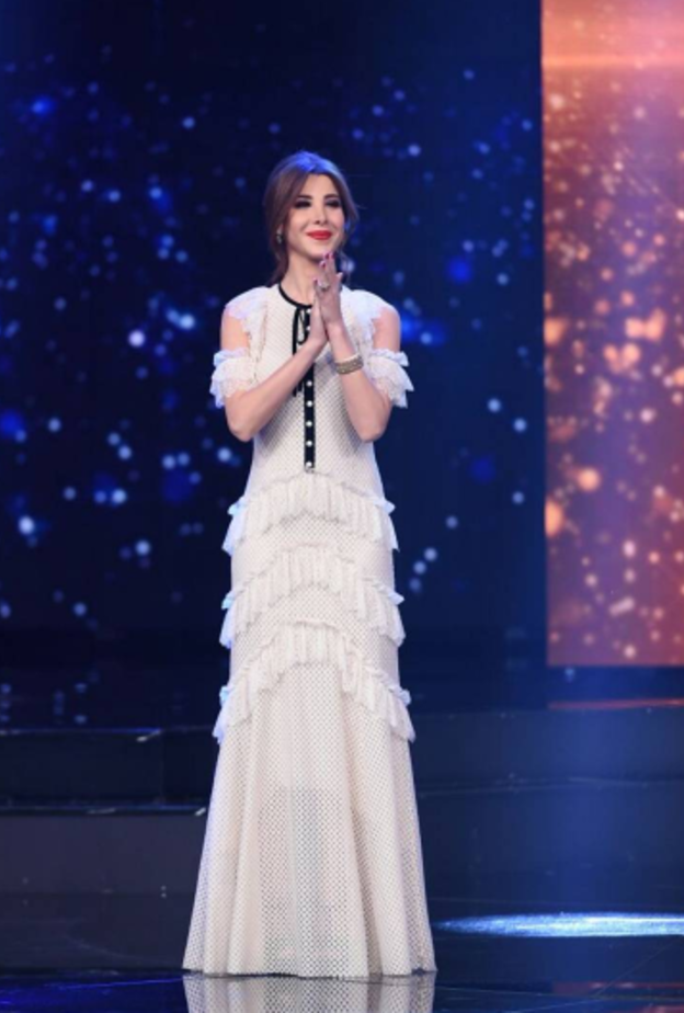 طغى اللّون الأبيض على إطلالة نانسي عجرم. ما رأيك بها؟