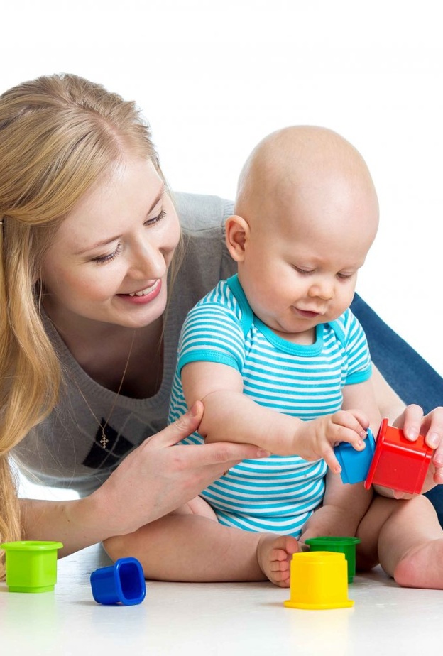 اسندي طفلك وقدمي له الألعاب لتعويده على الجلوس