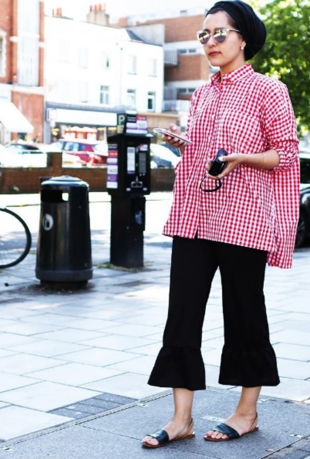 طلة أنيقة من دينا طوكيو ببنطلون الكشاكش