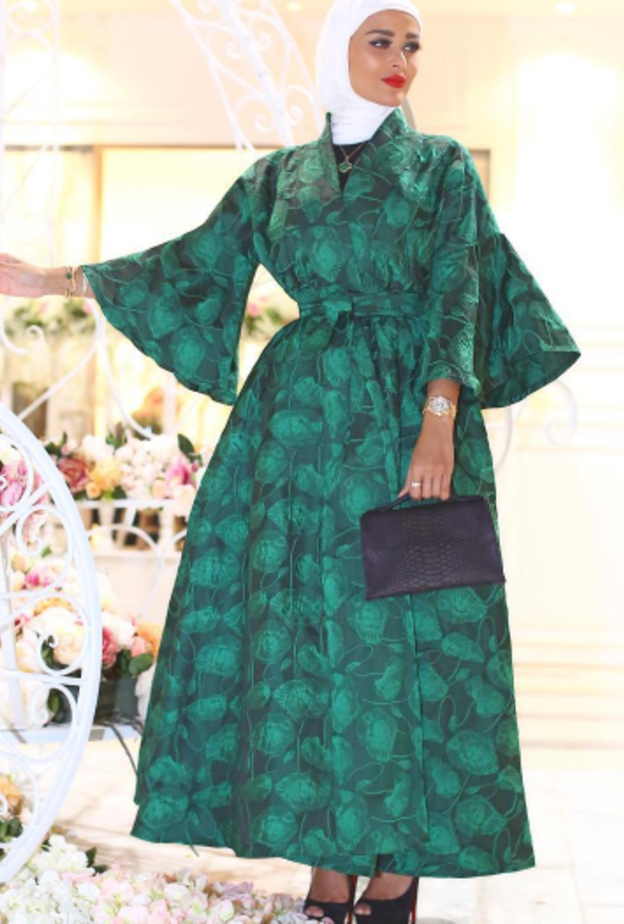 فستان طويل وألوان راقية تتألّق بها مرمر في إطلالة ملكية