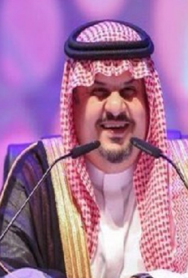 الأمير عبدالرحمن بن مساعد و إبتسامة على وجهه بعد تعليق أبنته.