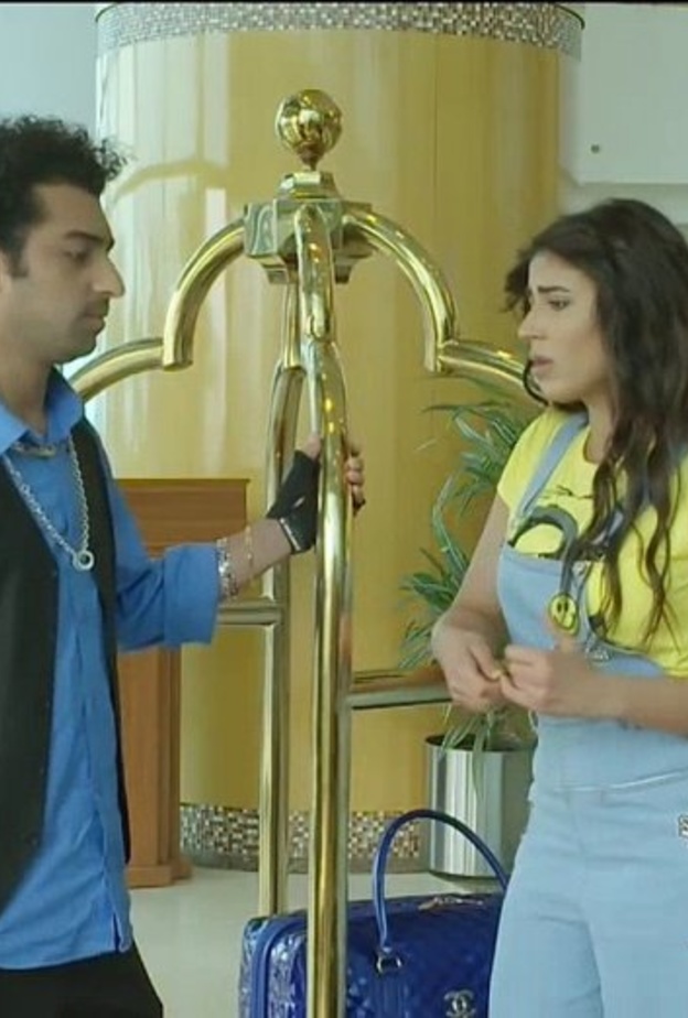 تحاول حياة الفهد إدارة فندقها رغم عدم خبرتها 