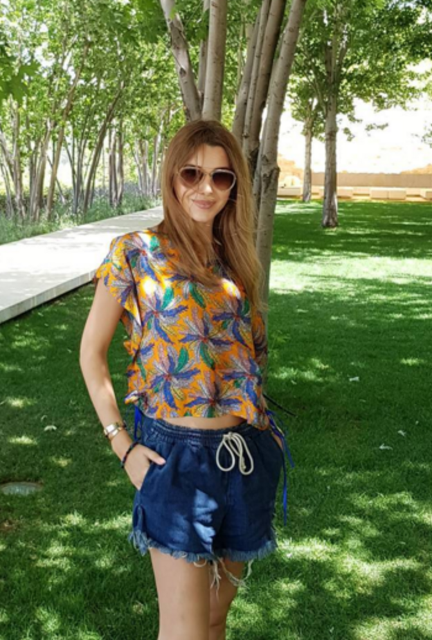 اختارت هيفاء وهبي شورت جينز قصير نسقته مع توب باللون الأبيض وحذاء أحمر