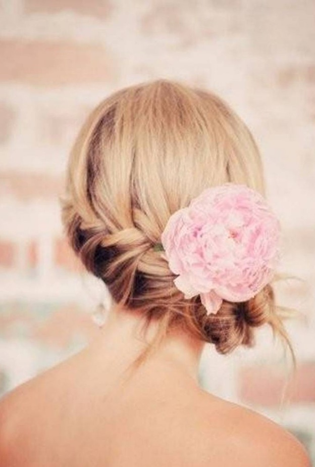 تسريحات عرايس مع اكسسوارات الورود