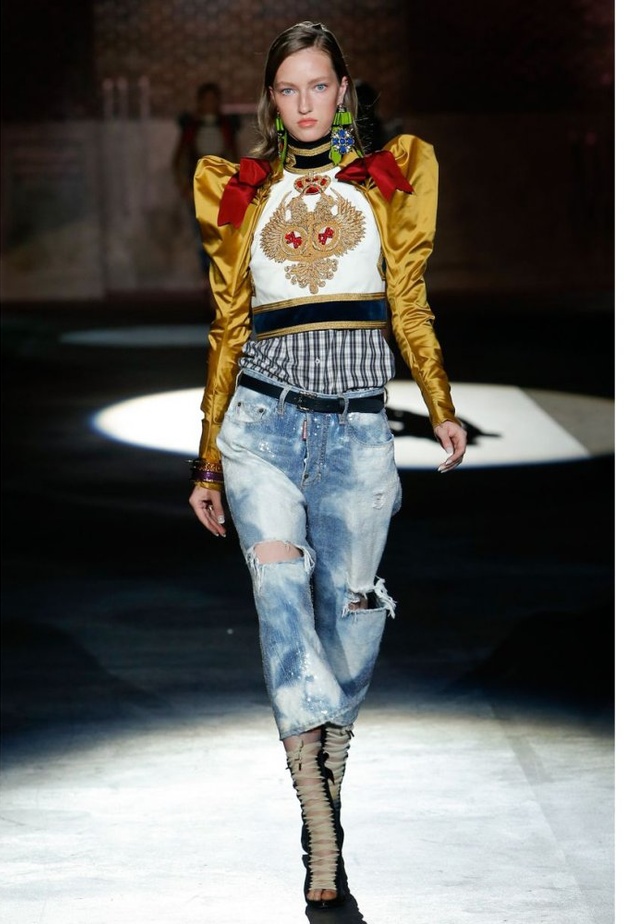 من عرض أزياء دار ديسكوارد لموسم ربيع ٢٠١٧