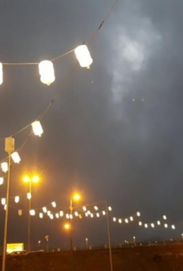 مشهد عرضي للكورنيش أثناء إضاءة الجراكن ليلا.