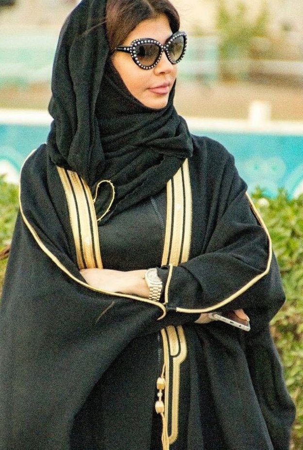 المصممة السعودية أميمة عزوز سفيرة الموضة العربية في إسبانيا 