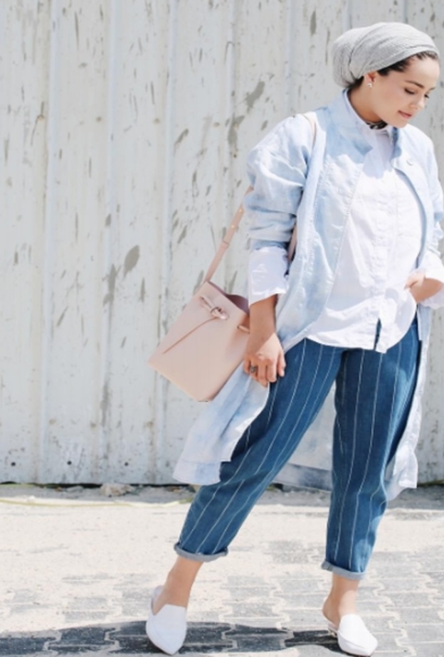 ستايل عصري اختارته المحجبة آسيا بسروال جينز مخطط باللون الأزرق نسّقته بأسلوب هاديء وناعم