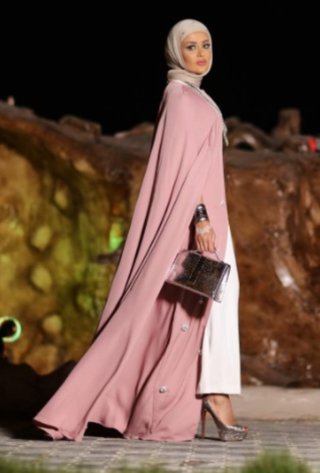 عباية عصرية باللون الزهري الفاتح مع مرمر