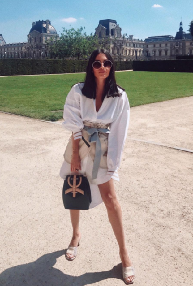 نسقت كارن وازن بخازي اطلالة صباحية كاجوال في توب مزينة بالكشكش مع شورت جينز قصير