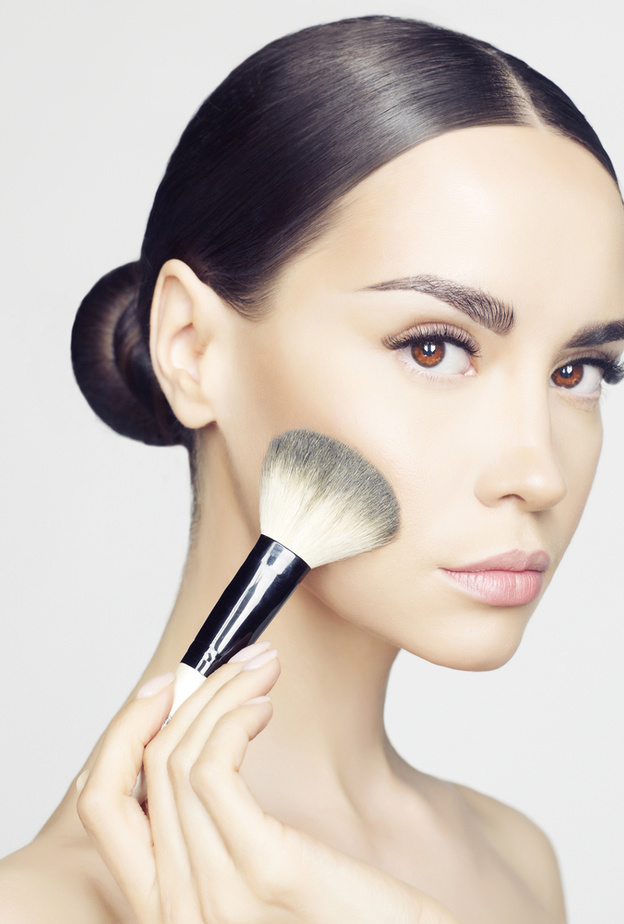 أي فرشاة مكياج ستستخدمين للكونتور؟.