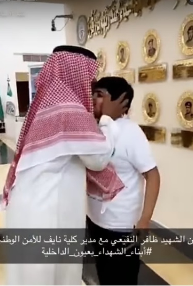 وقبلة على جبين ابن الشهيد البطل ظافر النفيعي.